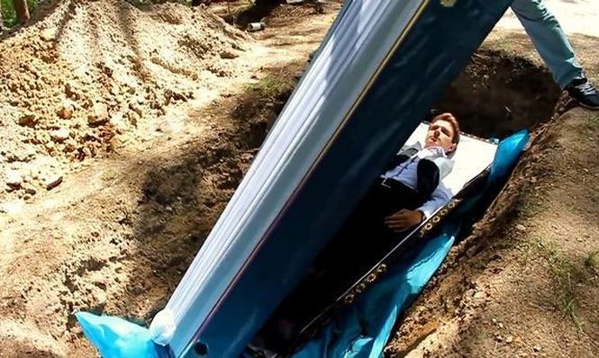 Picture 3 of Scary psychological treatments by ... buried alive