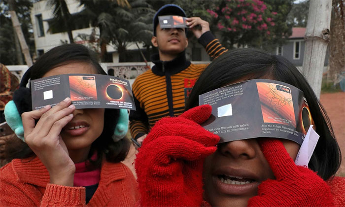 Picture 3 of Scene of the eclipse of the fire circle going through Asia
