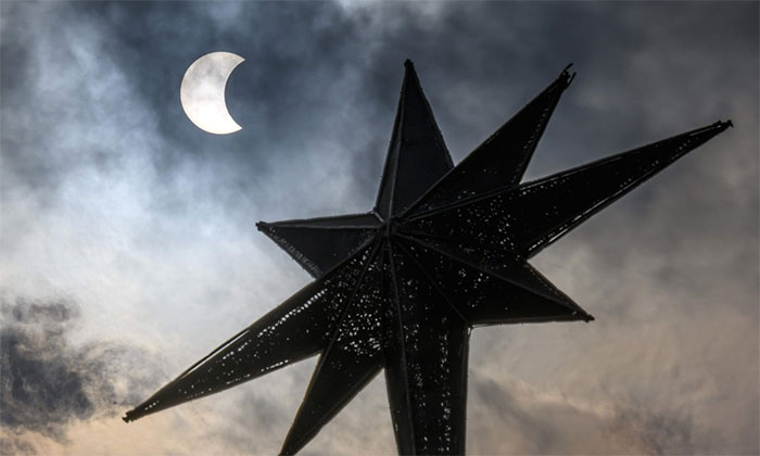 Picture 4 of Scene of the eclipse of the fire circle going through Asia