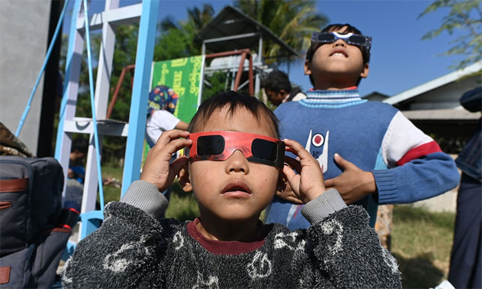 Picture 5 of Scene of the eclipse of the fire circle going through Asia