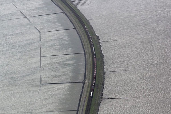 Picture 10 of Scene of trains running in the middle of the sea in Europe