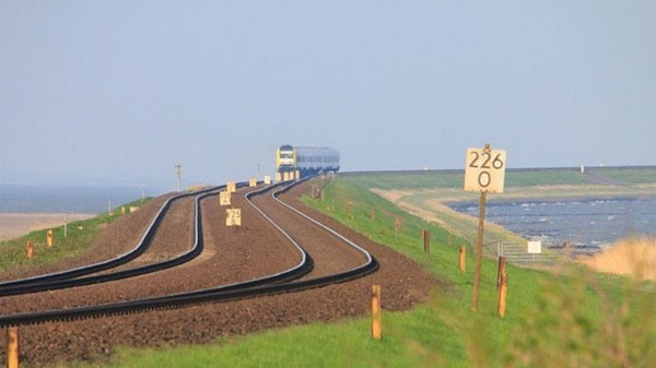 Picture 7 of Scene of trains running in the middle of the sea in Europe