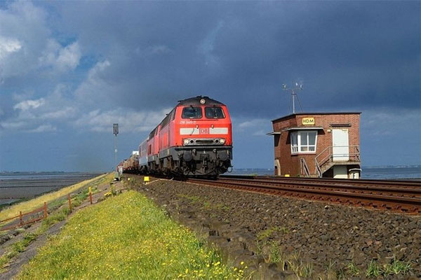 Picture 9 of Scene of trains running in the middle of the sea in Europe