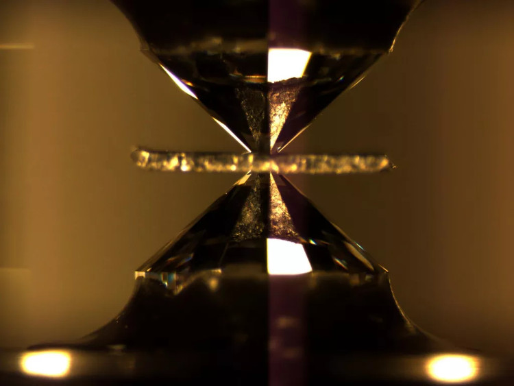 Picture 2 of Scientists have just created a stable helium compound