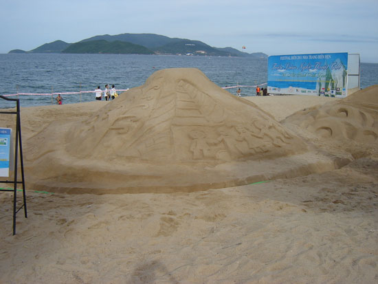 Sculpture in the sand because of the green planet images 4