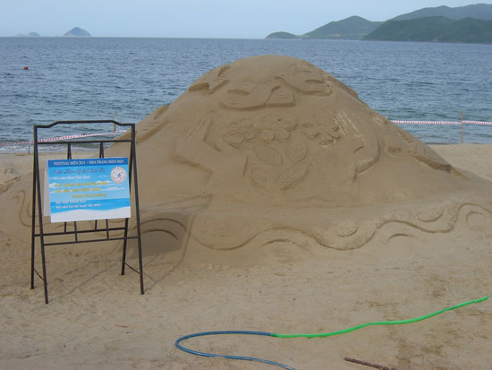 Sculpture in the sand because of the green planet images 5