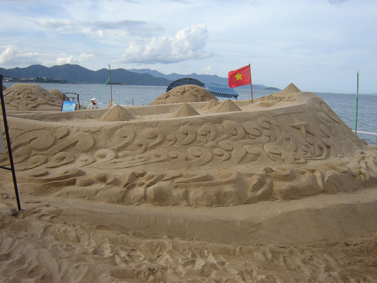 Sculpture in the sand because of the green planet images 6