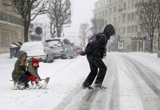 Picture 1 of Seasonal snowstorm in Europe makes traffic stagnant
