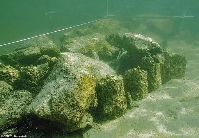 Picture 1 of Secret of Lake Constance: 'Aquarium' ghostly built by ... stone people?