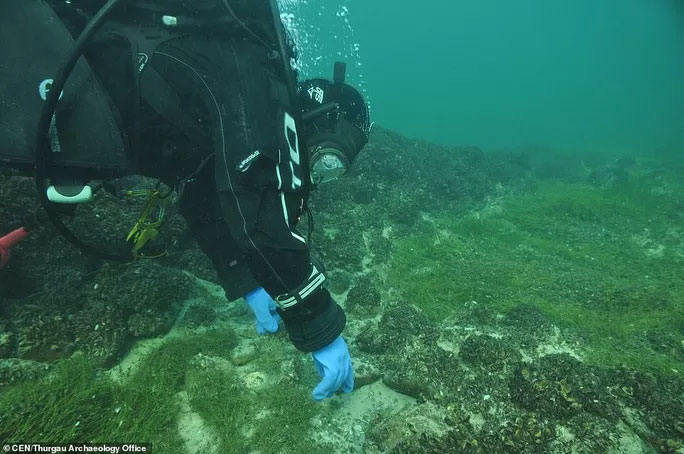 Picture 2 of Secret of Lake Constance: 'Aquarium' ghostly built by ... stone people?