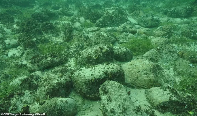 Picture 4 of Secret of Lake Constance: 'Aquarium' ghostly built by ... stone people?