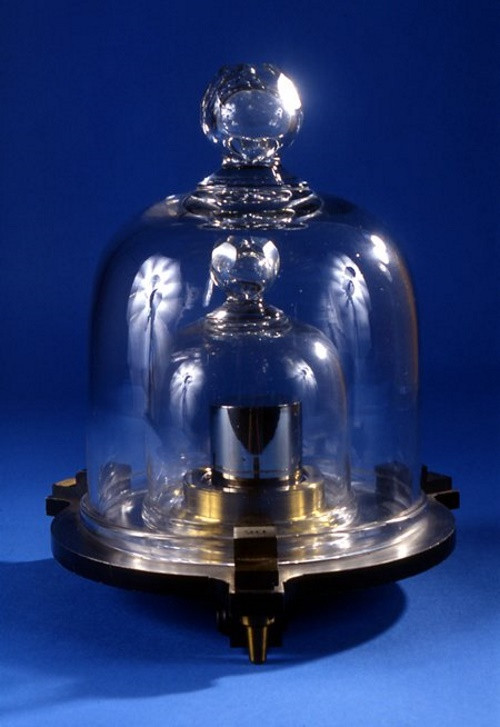 'Secrets' of the standard mass of US stored in a vacuum glass cage images 1