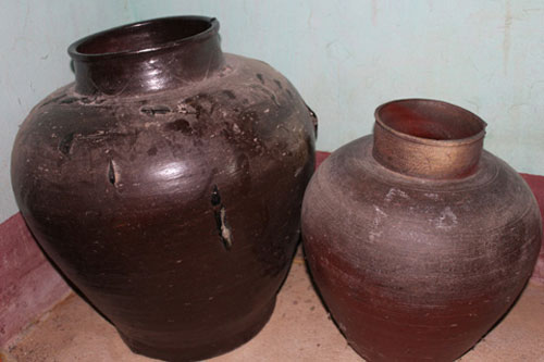 Picture 2 of See 300-year-old antique pottery