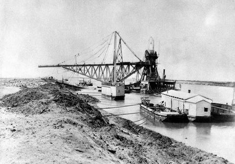 Picture 12 of See Egypt's new Suez Canal on its inauguration