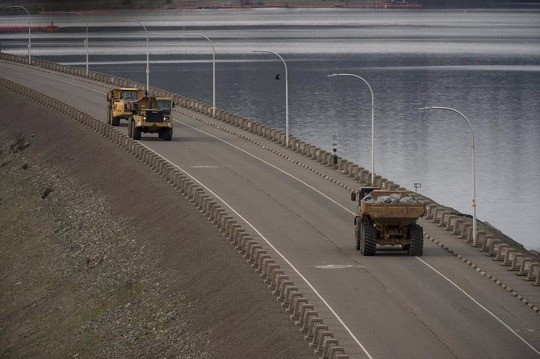 Picture 4 of See how the US 'patched' the highest dam in California