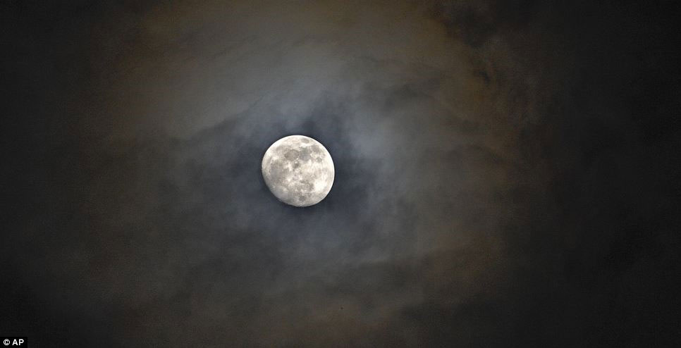 Picture 10 of See 'super moon' all over the world