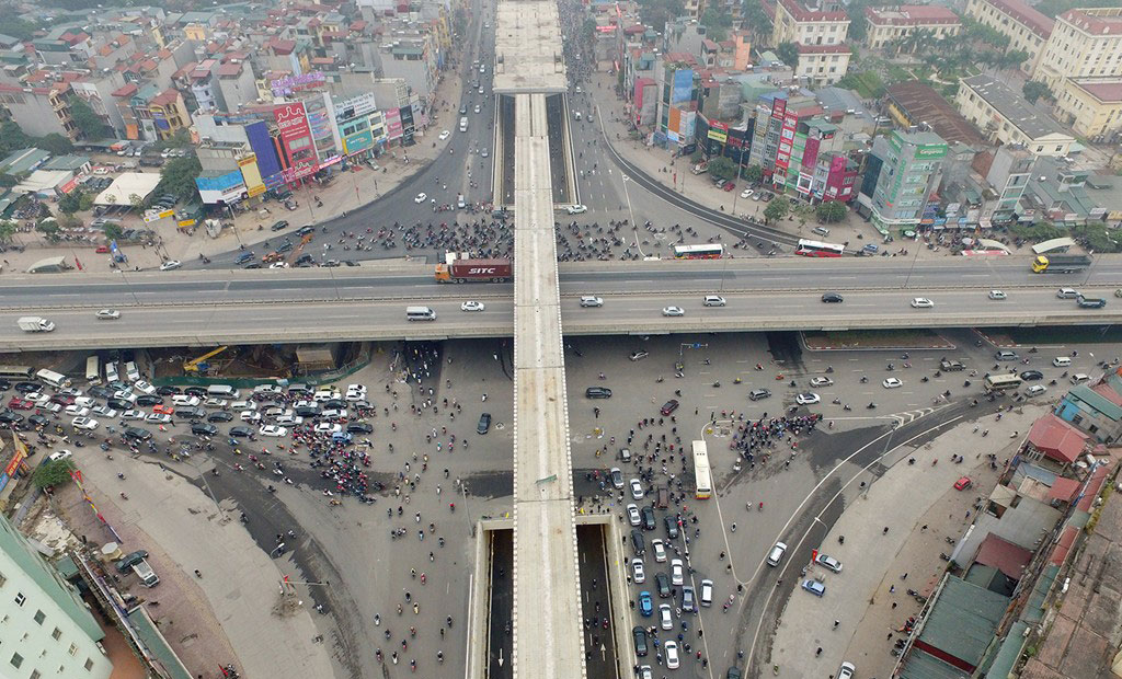 Picture 2 of See the first 4-floor intersection in Vietnam after the underground passage