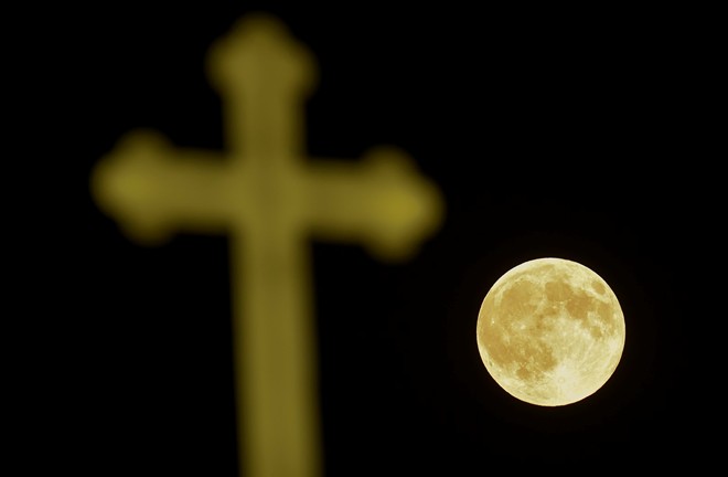 Picture 1 of See the first super moon of autumn 2015