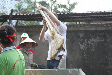 Picture 10 of See the 'Mr. West' pick up trash in Hanoi
