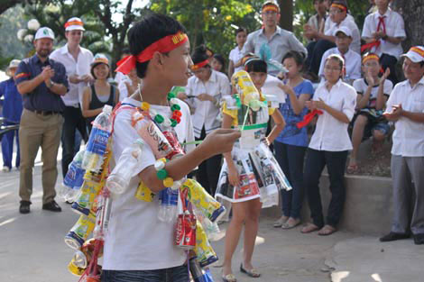 Picture 2 of See the 'Mr. West' pick up trash in Hanoi
