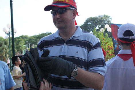 Picture 3 of See the 'Mr. West' pick up trash in Hanoi
