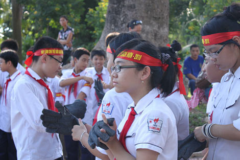 Picture 4 of See the 'Mr. West' pick up trash in Hanoi
