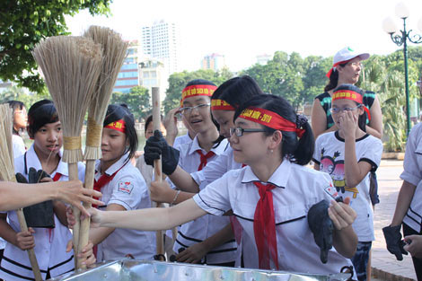 Picture 5 of See the 'Mr. West' pick up trash in Hanoi