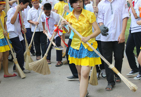 Picture 6 of See the 'Mr. West' pick up trash in Hanoi