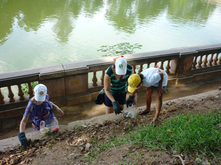 Picture 7 of See the 'Mr. West' pick up trash in Hanoi