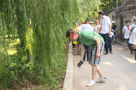 Picture 8 of See the 'Mr. West' pick up trash in Hanoi