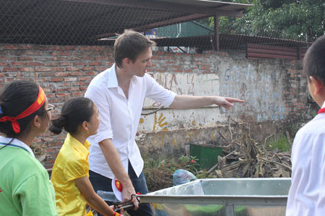 Picture 9 of See the 'Mr. West' pick up trash in Hanoi