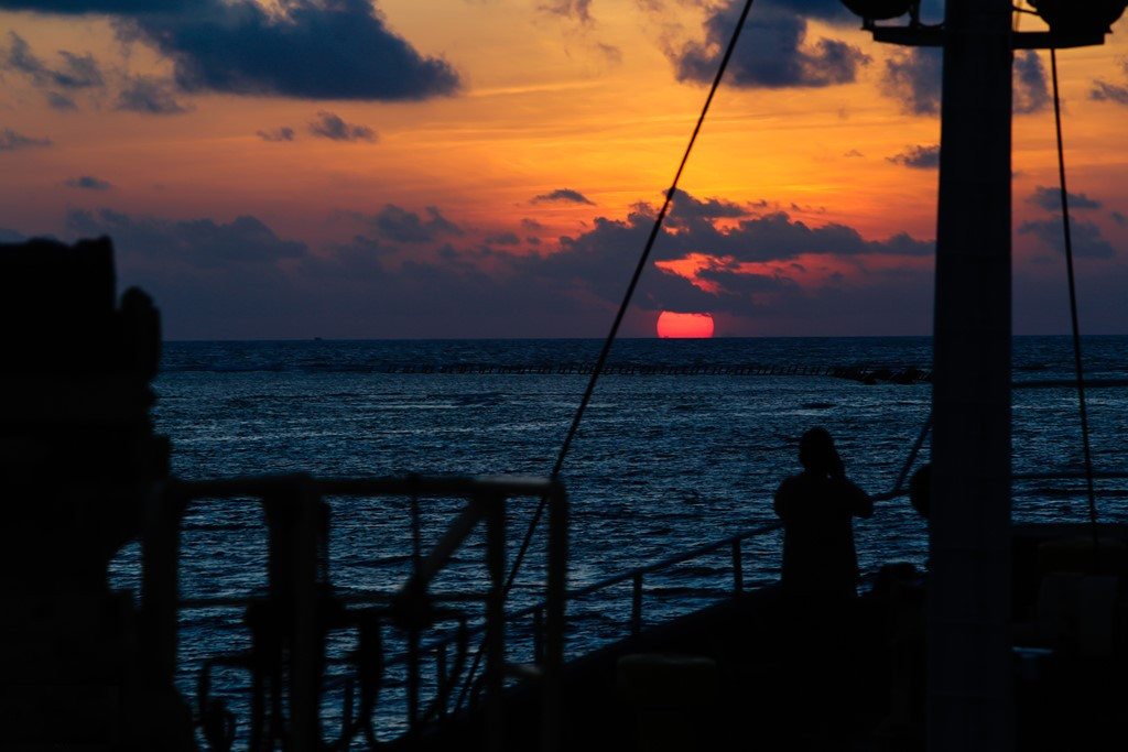 Picture 8 of See the sunrise and beautiful sunset in Truong Sa