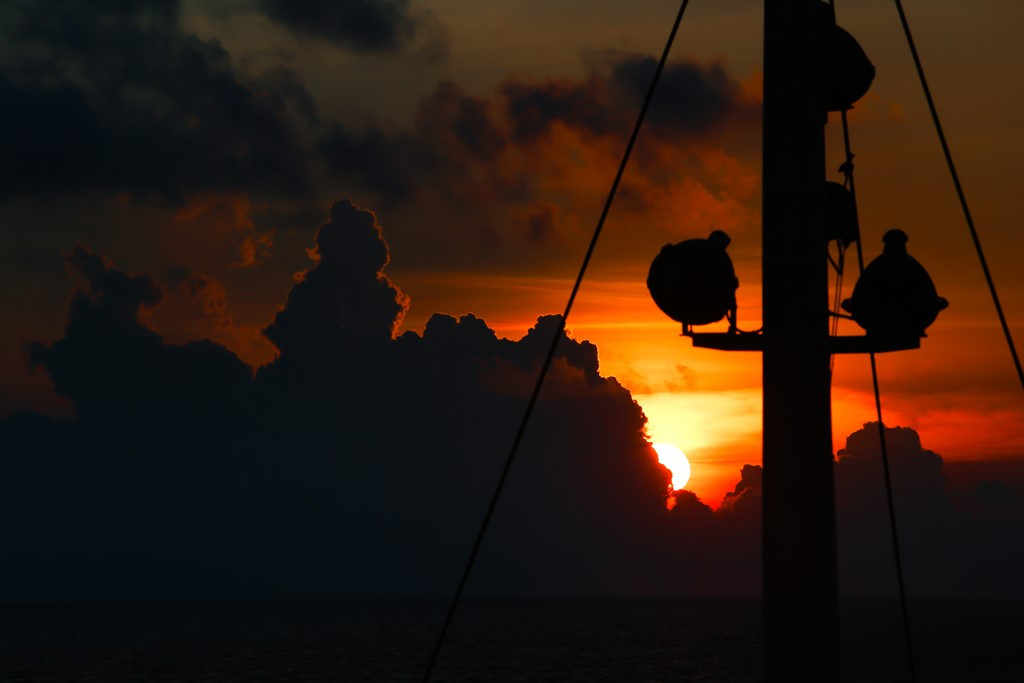 Picture 9 of See the sunrise and beautiful sunset in Truong Sa
