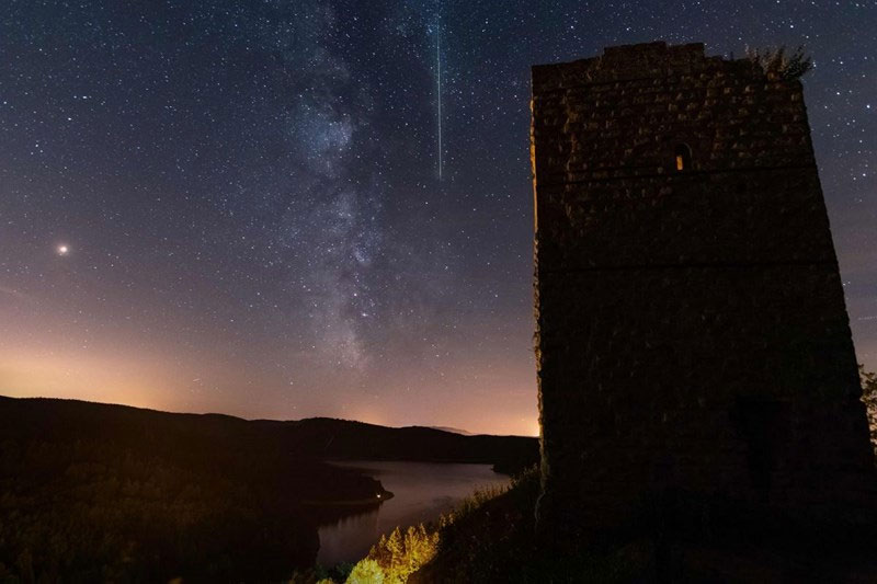 Picture 1 of Shimmering image of the largest Perseids meteor shower in 2018