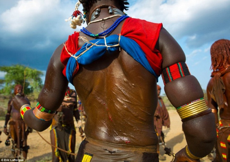 Picture 7 of 'Shiver' with the tribe has a way to prove the world's most horrifying love