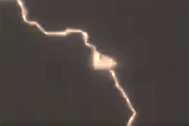 Picture 1 of Shocked when seeing alien UFOs absorb energy from lightning?
