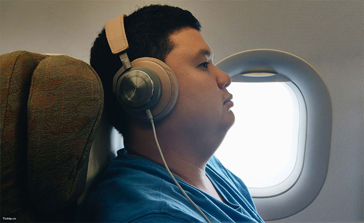 Picture 1 of Should headphones be worn at the time of take-off and landing?
