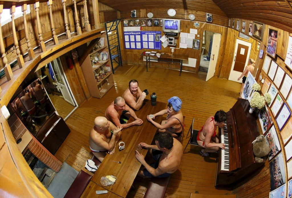 Picture 10 of Siberian people bathing in cold water in the middle of the sky