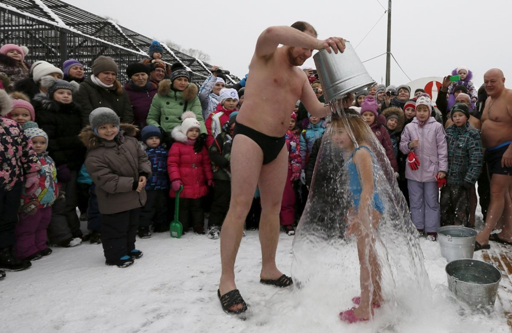 Picture 11 of Siberian people bathing in cold water in the middle of the sky