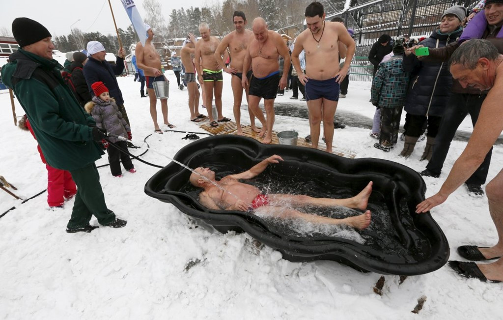 Picture 12 of Siberian people bathing in cold water in the middle of the sky
