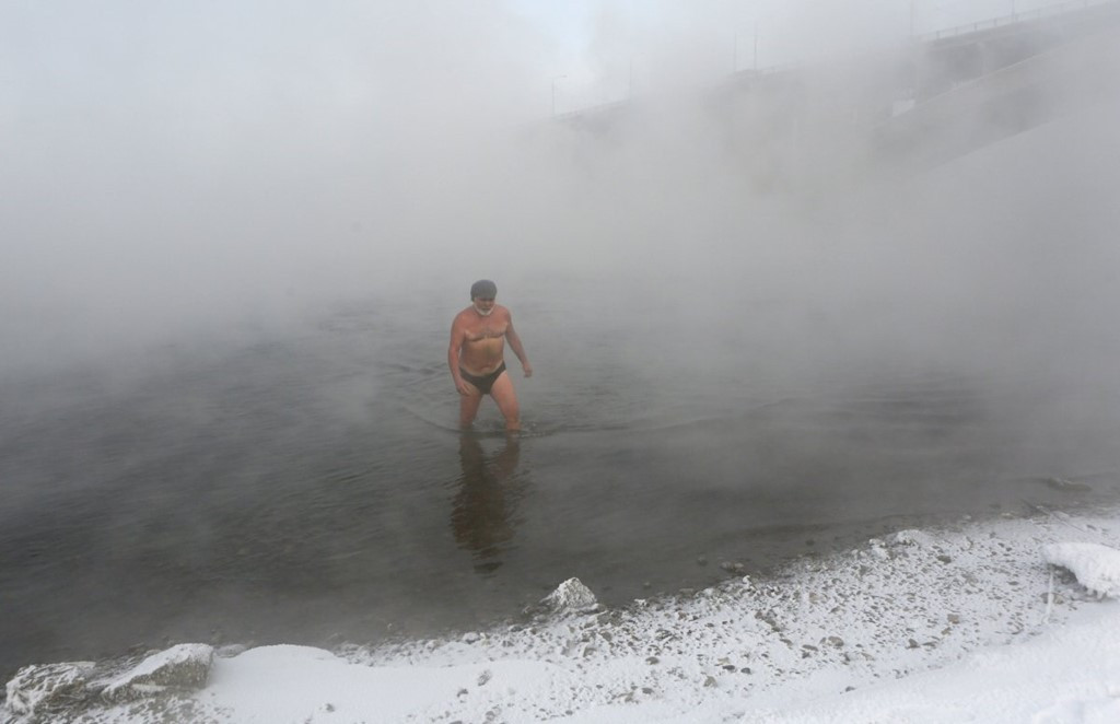 Picture 13 of Siberian people bathing in cold water in the middle of the sky