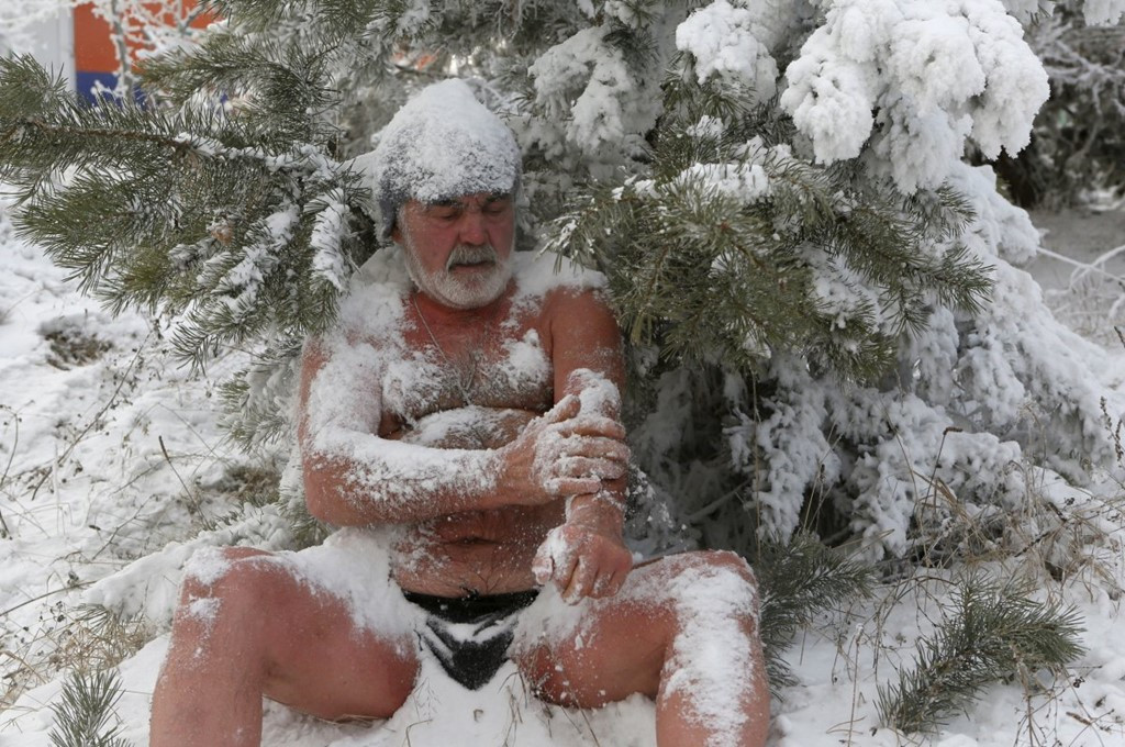 Picture 14 of Siberian people bathing in cold water in the middle of the sky