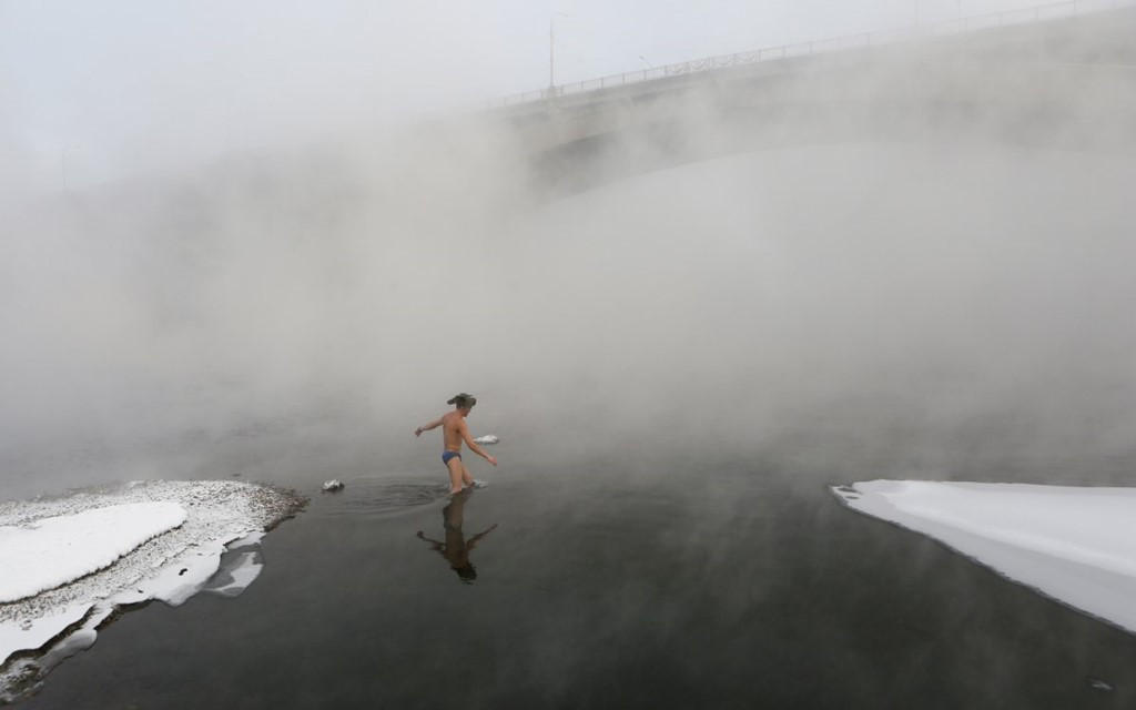 Picture 15 of Siberian people bathing in cold water in the middle of the sky