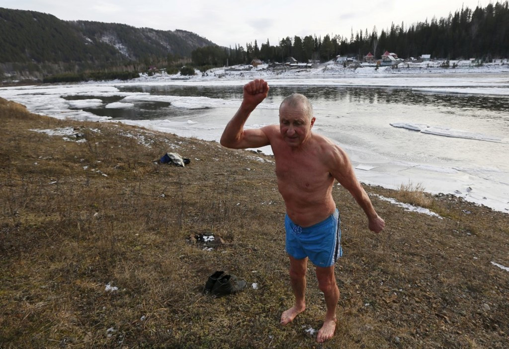 Picture 16 of Siberian people bathing in cold water in the middle of the sky