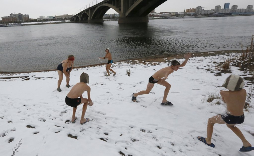 Picture 7 of Siberian people bathing in cold water in the middle of the sky