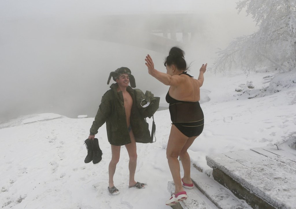 Picture 8 of Siberian people bathing in cold water in the middle of the sky
