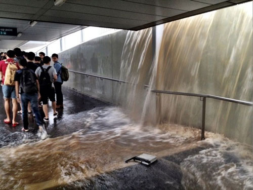 Picture 4 of Singapore flooded with heavy rain