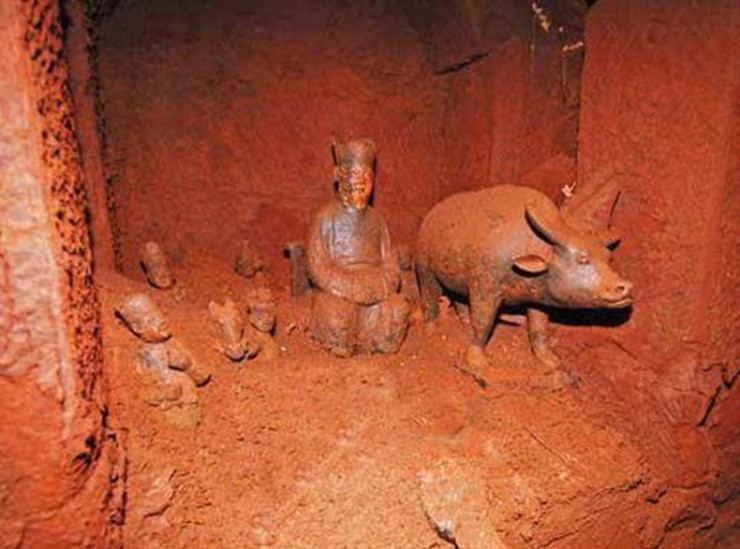 Picture 4 of Sitting in a potato cellar, the old farmer discovers a huge treasure