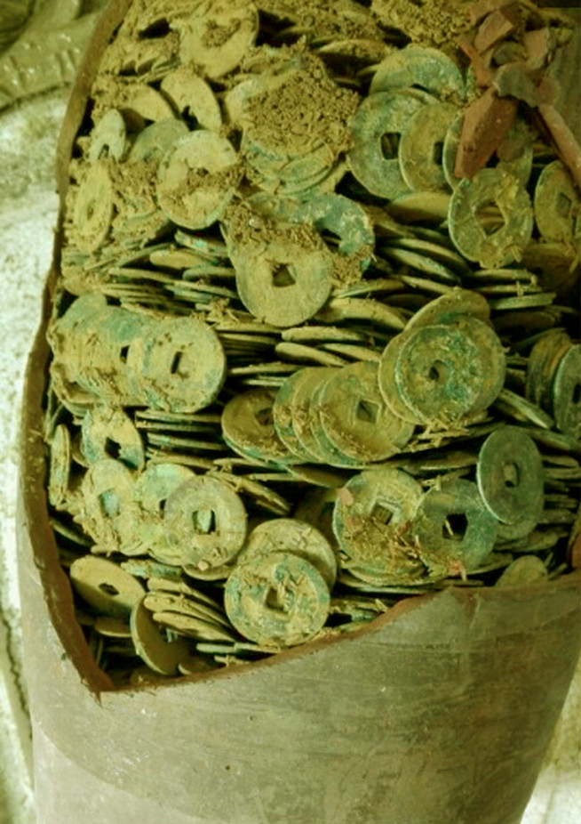 Picture 9 of Sitting in a potato cellar, the old farmer discovers a huge treasure