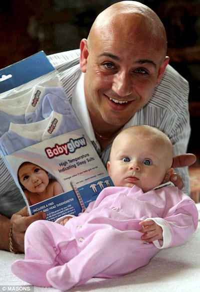 Picture 1 of Smart shirt changes color according to infant temperature